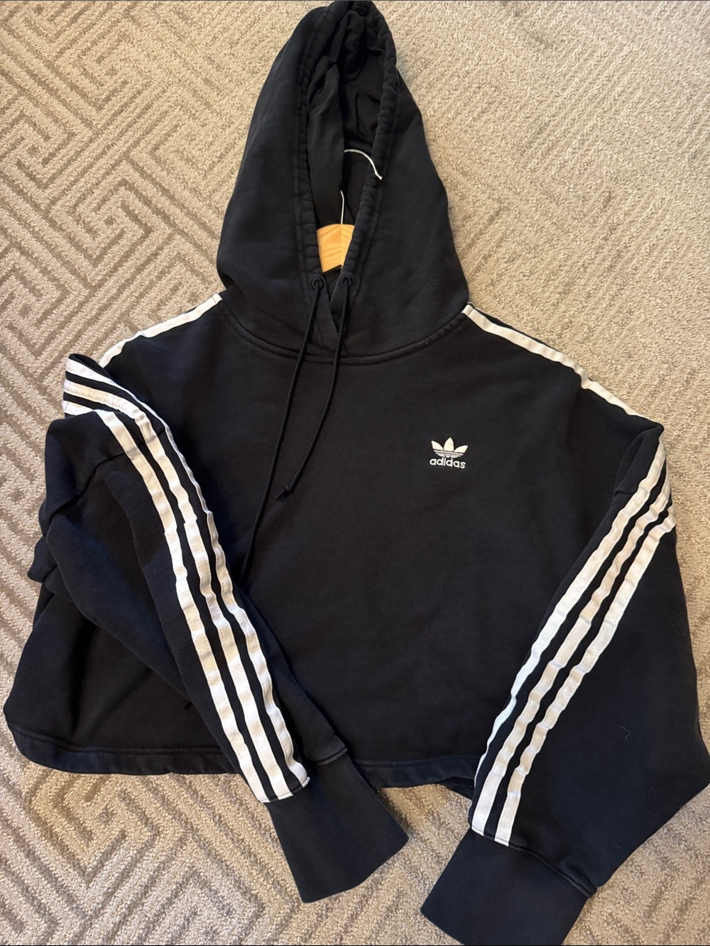 Cropped Adidas black sweatshirt